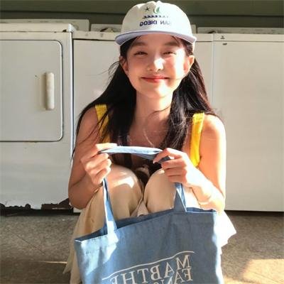 模仿女孩